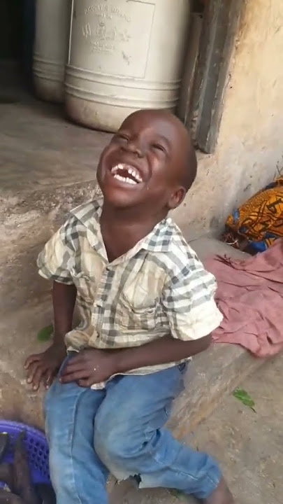mentahan video- adek kecil afrika yang menangis tapi gak jadi malah ngakak 😭