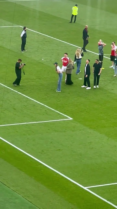 Declan Rice with his partner Lauren Fryer, and their son Jude, on the Emirates pitch yesterday. ❤️