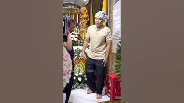 Diễn viên Bùi Công Danh bên quan tài cha mình nghệ sĩ Công Tài