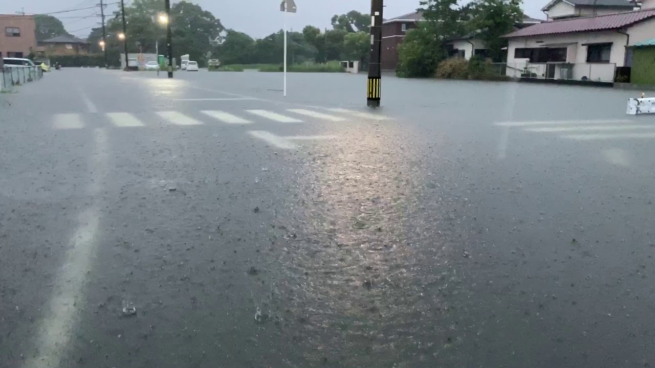 初めて見た冠水 佐賀市内 記録的な大雨で道路 畑 が川に 佐賀大雨 県内全域に大雨警報 危険を感じる 車の浸水寸前 Youtube