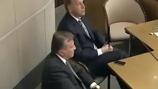 Путин РУГАЕТСЯ и ставит на место наглого депутата! Весь зал аплодирует!