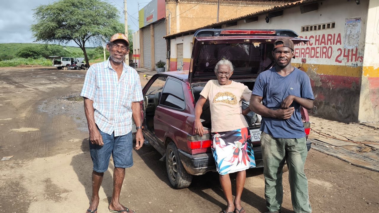 DONA SEBASTIANA E IRMÃO EDINALDO PREPARANDO O ALMOÇO NA ROÇA.