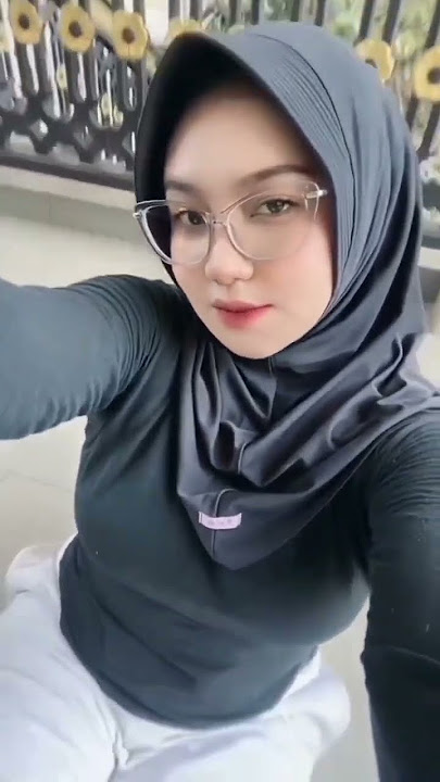 Hijab kacamata body semok
