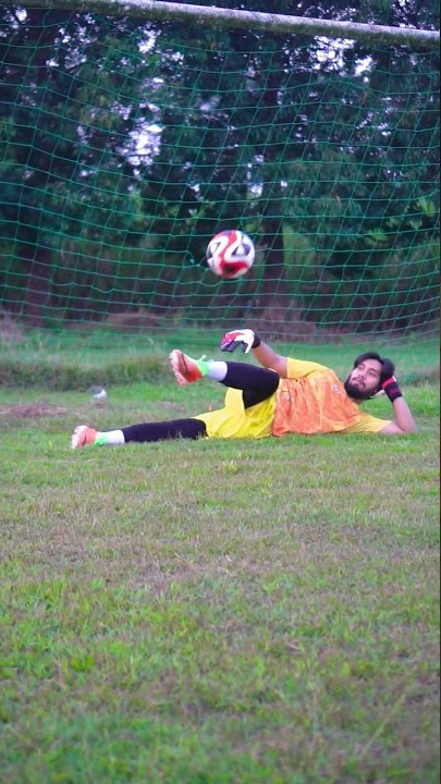 Jadi kiper capek lompat2? nih pake cara ini aja!! 🤣 #shorts