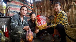Buy Tet gifts, give gifts to the elderly and abandoned people, harvest yams, survival alone