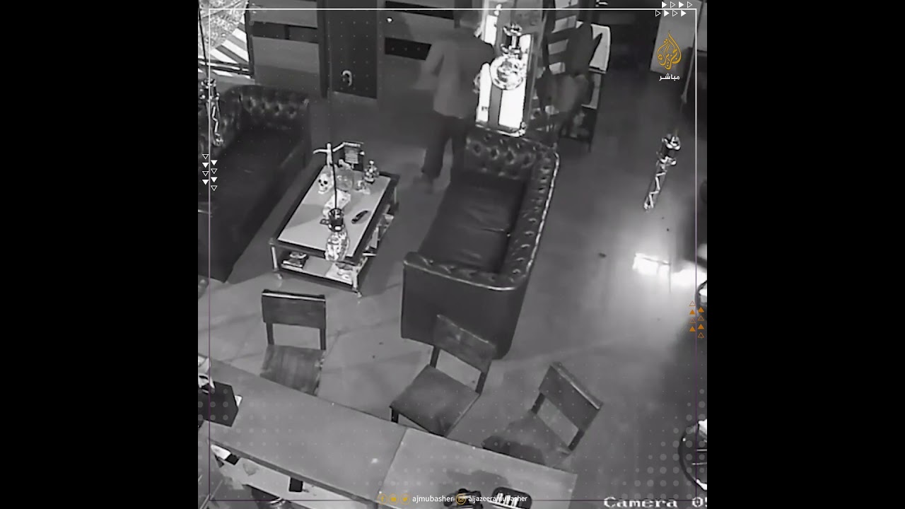 لص يقص شعره ويستريح ويحتسي مشروبا غازيا أثناء سرقة صالون حلاقة في روسيا