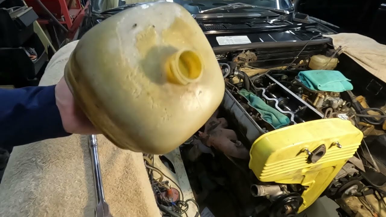 Fiat 124  Spider 2000,  Remove and replace coolant overflow tank