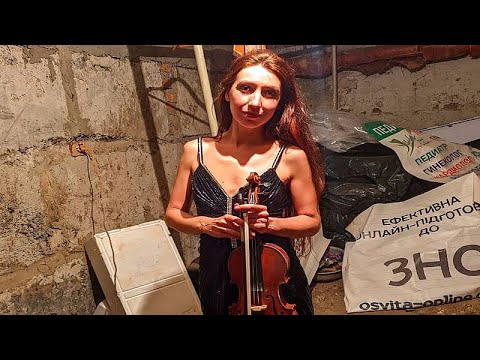 فيديو عزف وصرخة من رحم الدمار عازفة كمان أوكرانية توجه نداء للتبر ع من داخل قبو في خاركيف 