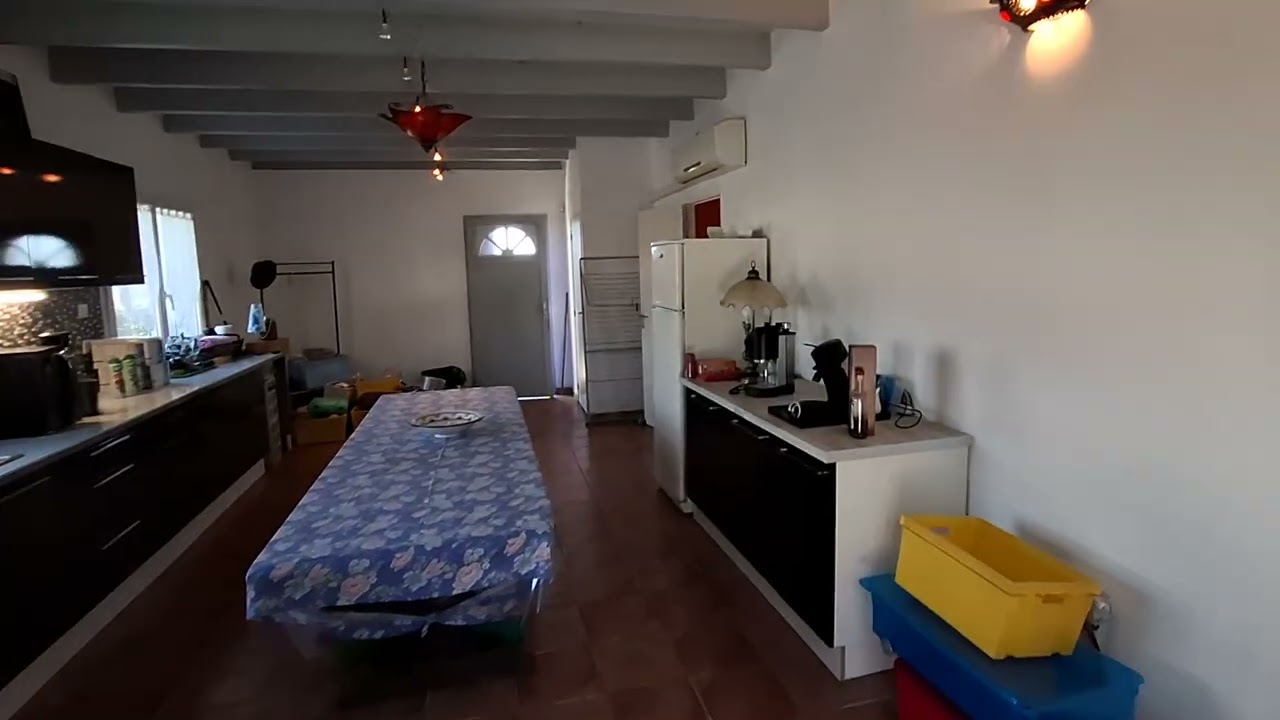 Maison années 80, 7 pièces, 5 chambres, garage et piscine secteur Arthez de Béarn. 