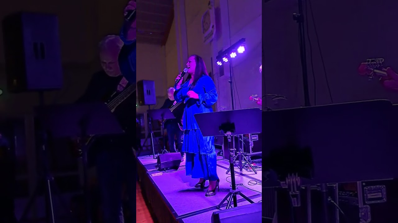 1.11.2025. Rovaniemi. Saarenkylän ns talo. Vetonaula& Heidi Pakarinen; Tänä yönä tanssitaan.