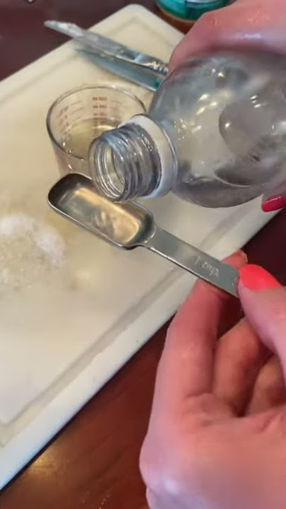 Measure 1 teaspoon of white vinegar and mix it into the 4oz of water