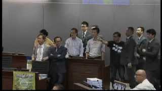 20140627 梁耀宗: 主席停止其就規程問題發言 指他行為不檢命令離開 泛民議員強烈不滿 會議暫停
