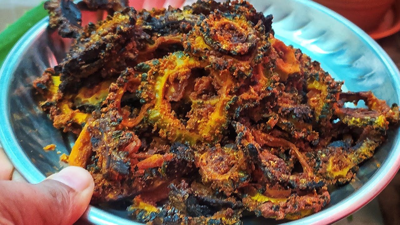 एकबार करेला फ्राई इस तरह बना कर देखिए तो बन जाएगी ये सब की फेवरेट