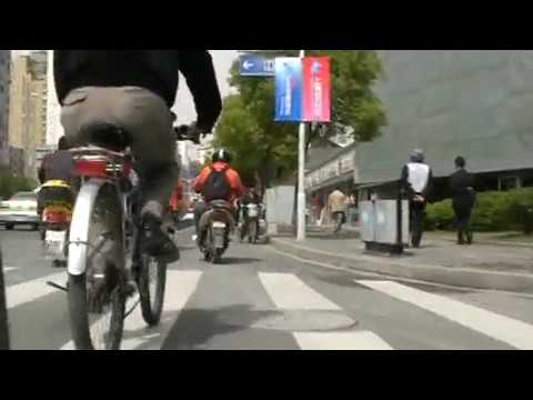 I tried riding a commuter rush in Shanghai by bicycle