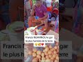 Francis ngannou mange des beignets dans la rue