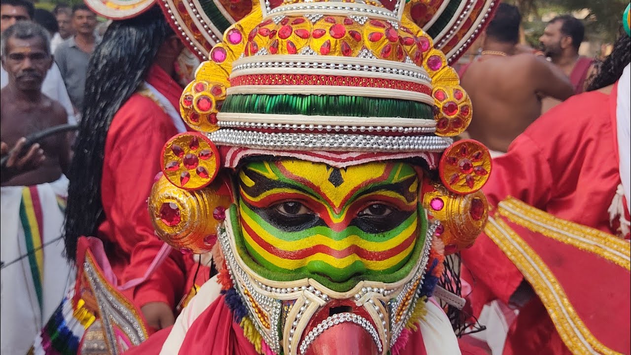 വളവനാട്  പുത്തൻകാവ് ദേവിക്ഷേത്രം  ഗരുഡാ സംഗമം ഒന്നുനോക്ക്  എത്ര ഭക്തിയോടെ ഉള്ള ചുവടുകൾ 