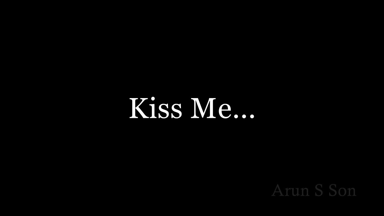 Кис ми 2 профиль. Надпись Kiss me. Надпись поцелуемся на черном фоне. Кис ми кис ми. Надпись поцелуй меня на черном фоне.