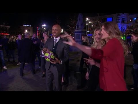 Handbalsters leren Humberto gooien - RTL LATE NIGHT