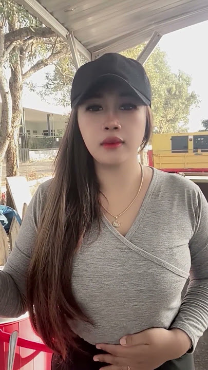 Penjual nasi bungkus cantik banget.