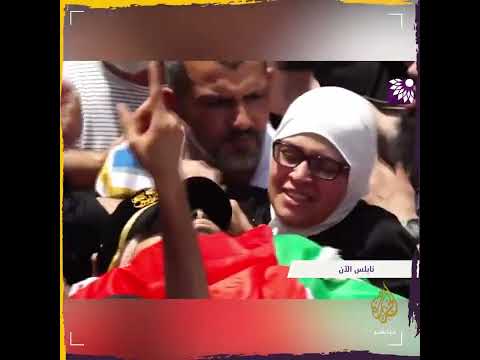 ح م ل ت ه و ه ن ا ع ل ى و ه ن ثم حملته شهيد ا إبراهيم النابلسي على كتفي والدته خلال تشييع جثمانه