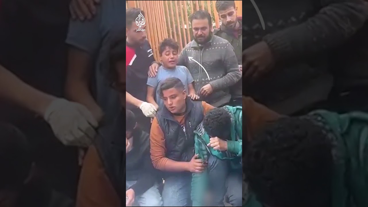 انهيار طفل لحظة وداع أخته التي استشهدت إثر قصف إسرائيلي على خان يونس
