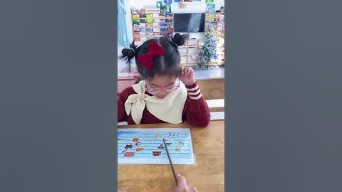 Tiếng Anh Giao Tiếp Trẻ Em Phan Thiết: Daisy practices reading a story called Going To The Cinema