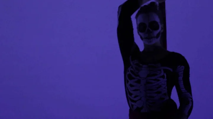 Natalie Nowak - Skeleton Silk Act