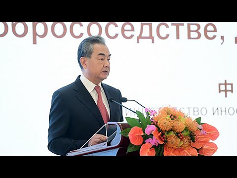 Video: De Voormalige Amerikaanse Senator Drong Er Bij Washington Op Aan Rusland En China Bij Te Houden In De 