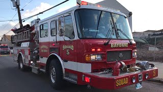 ( READ DESCRIPTION ) - BAYONNE FIRE & POLICE DEPARTMENTS ON SCENE OPERATING AT LOOSE SCAFFOLDING JOB