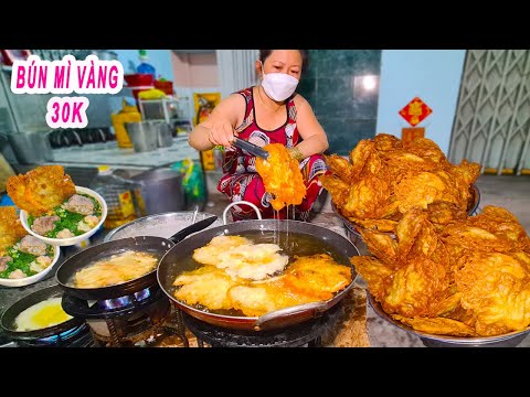 Video Chủ quán Bún Mì Vàng Bánh Tôm Chiên Giòn 30K chia sẻ... - youtube