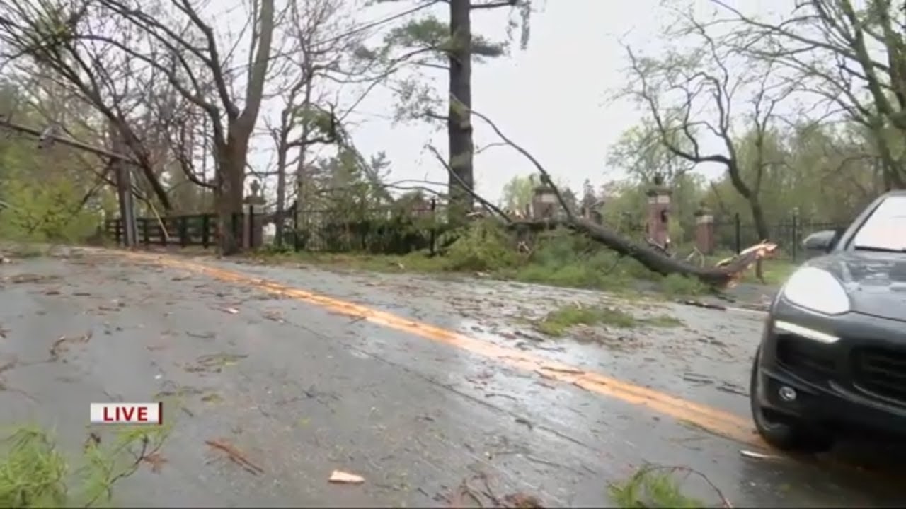 Severe storm causing widespread damage off US42 in Oldham County - YouTube