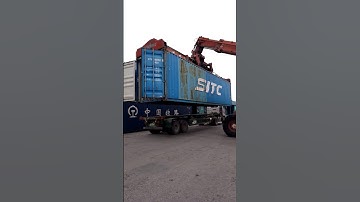 Gắp container lên xe.