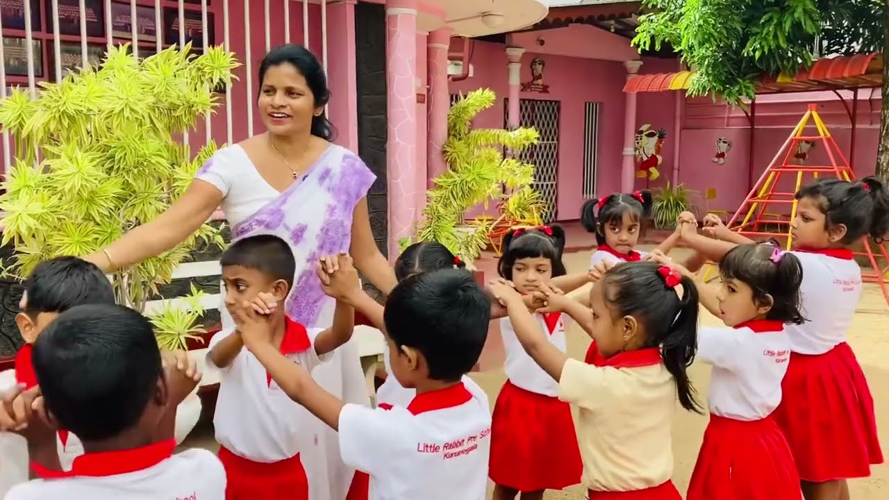 Train and tunnel activity ( දුම්රිය සහ උමං ක්‍රියාකාරකම්)