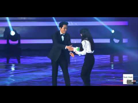 IU Song Seung Heon MMA 2017 (shaking hands and kissing the hand that has been shaking hands with IU)