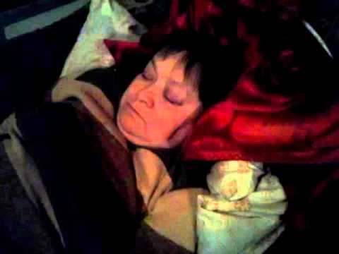 Видео пьяной спящей матери. Спящие бабки. Спящую бабушку.