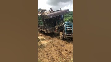 Xe cầu đấy xuống dốc bi nghiêng xe chở gần 10 tấn mi #sonmdrak