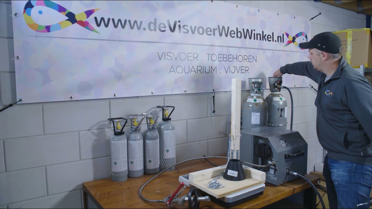 liter Memoriseren bak CO2 fles vullen bij de Visvoer WebWinkel - YouTube