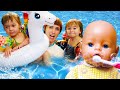 Disfrutemos la piscina con la pequeña Bianca y sus juguetes. Vídeos de bebés para niños en español.