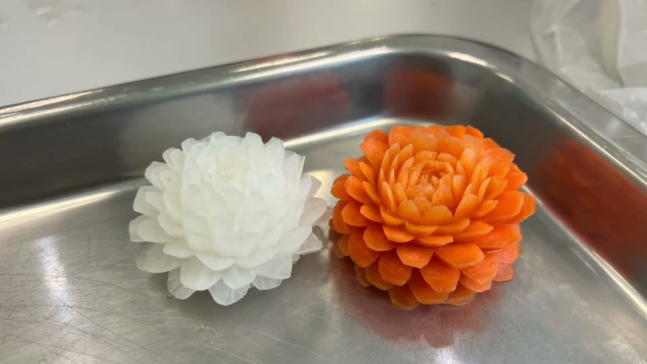 แกะสลักดอกบานชื่น จากแครอท