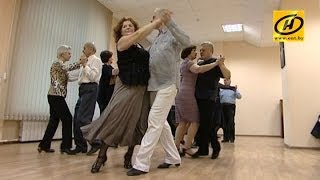 Минские пенсионеры превратили зал территориального центра в танцкласс