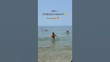 رجل جزائري يعمل حركات في بحر يثير الجدل 