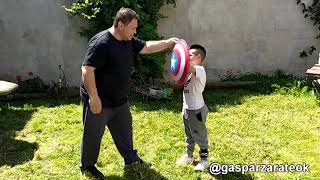 el nene aprendió rápido de su maestro, técnica para defenderse con escudo.