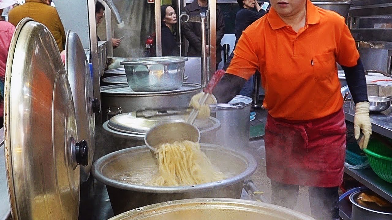 популярный корейский суп с лапшой (калгуксу) - корейская уличная еда