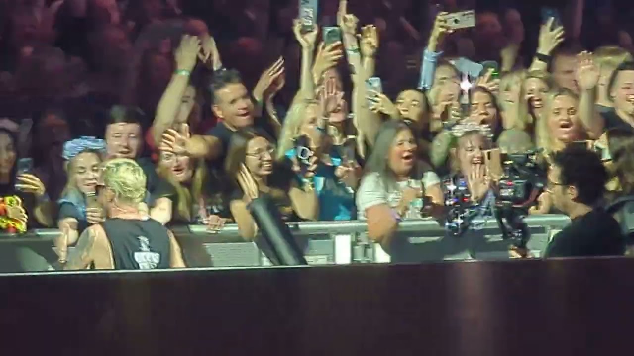 Thirty Seconds To Mars - Entrance & Up in the Air (Seasons Tour Hannover)