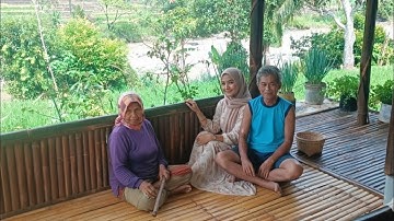 Tak Masuk Akal...!!! Satu Keluarga Tinggal di Rumah Bambu Tengah Sawah dekat dengan Sungai
