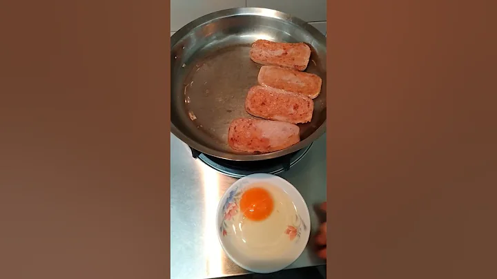 cooking luncheon meat at sunny side egg for breakfast - DayDayNews
