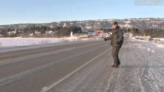 動画素材アラスカでヒッチハイクをする男性　Man Hitchhiking In The Winter In Alaska