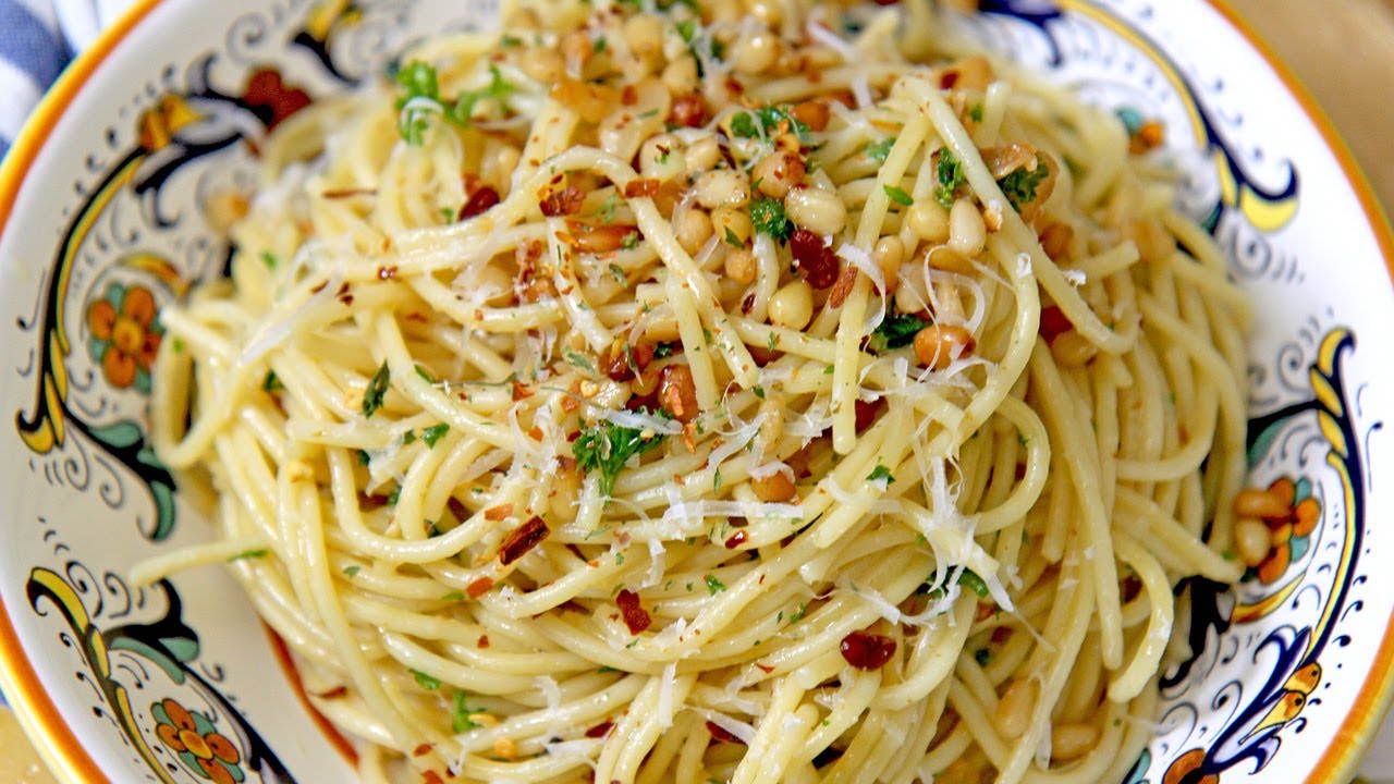 ⁣10 Minute Recipe: Spaghetti Aglio e Olio - Laura Vitale