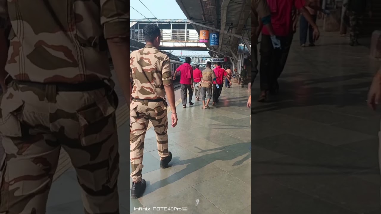 Thane Railway Station savdhani se Yatra Karen bhai log local train Se aadami Gir Gaya 