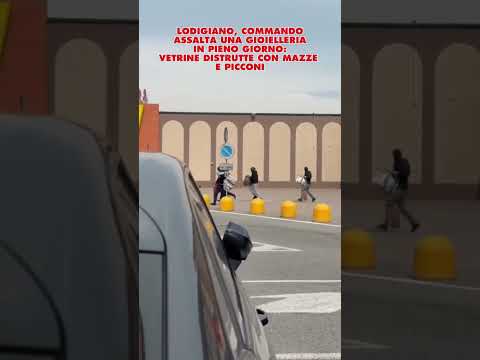 Video Lodigiano, commando assalta una gioielleria in pieno giorno: vetrine distrutte con mazze e picconi